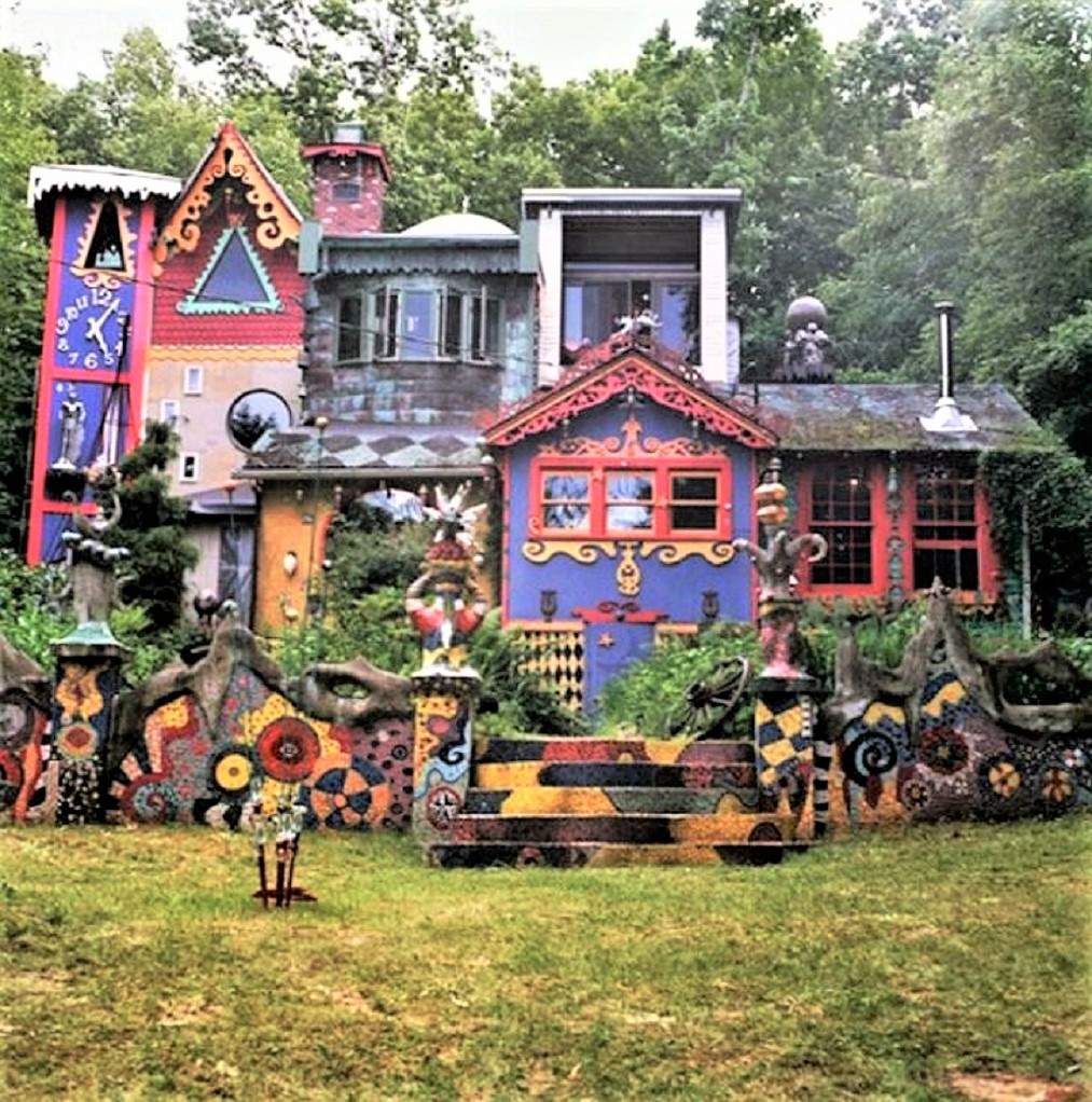 Solve Theme Housing Curiosities jigsaw puzzle online with 144 pieces