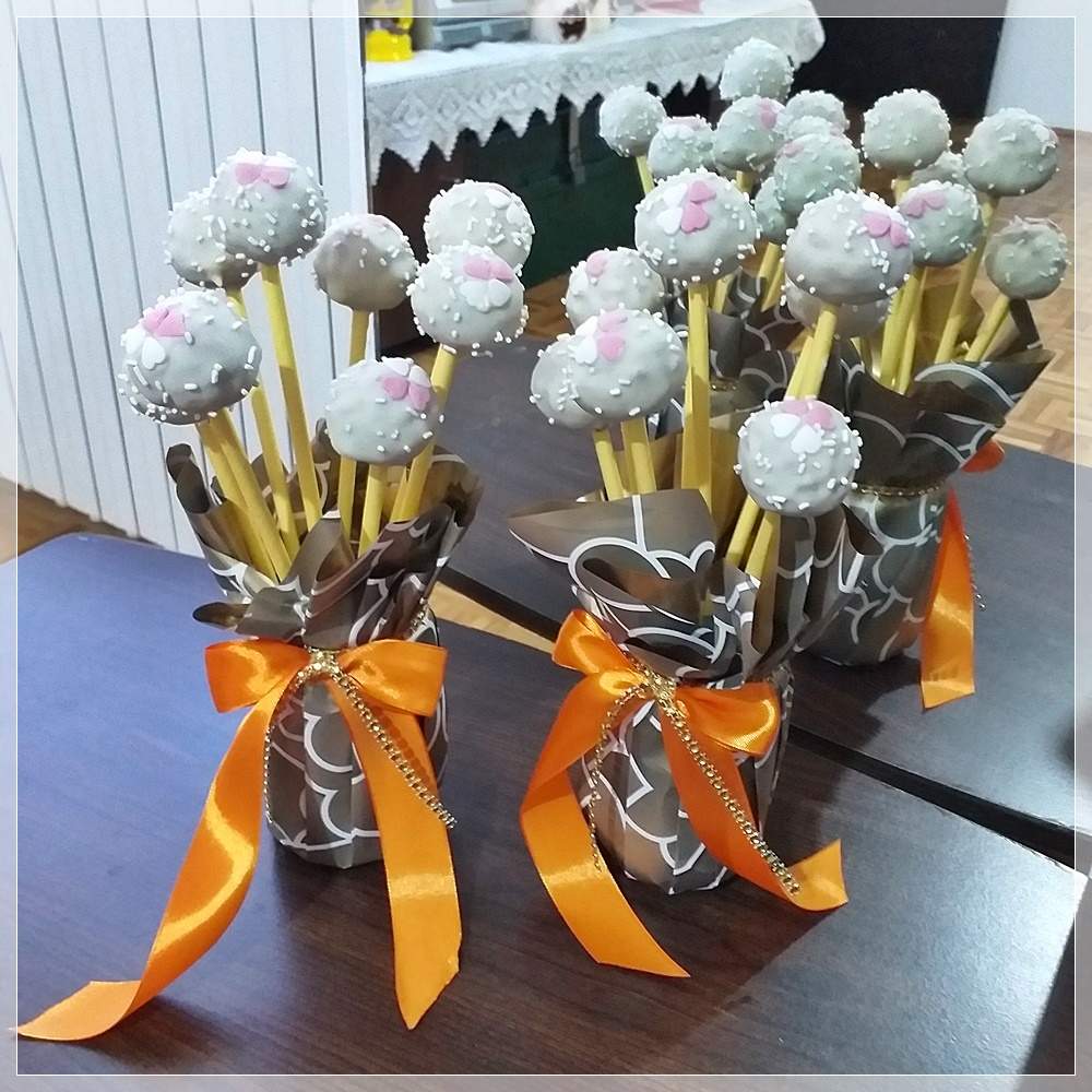 Solve Cake Pops with caramel jigsaw puzzle online with 49 pieces