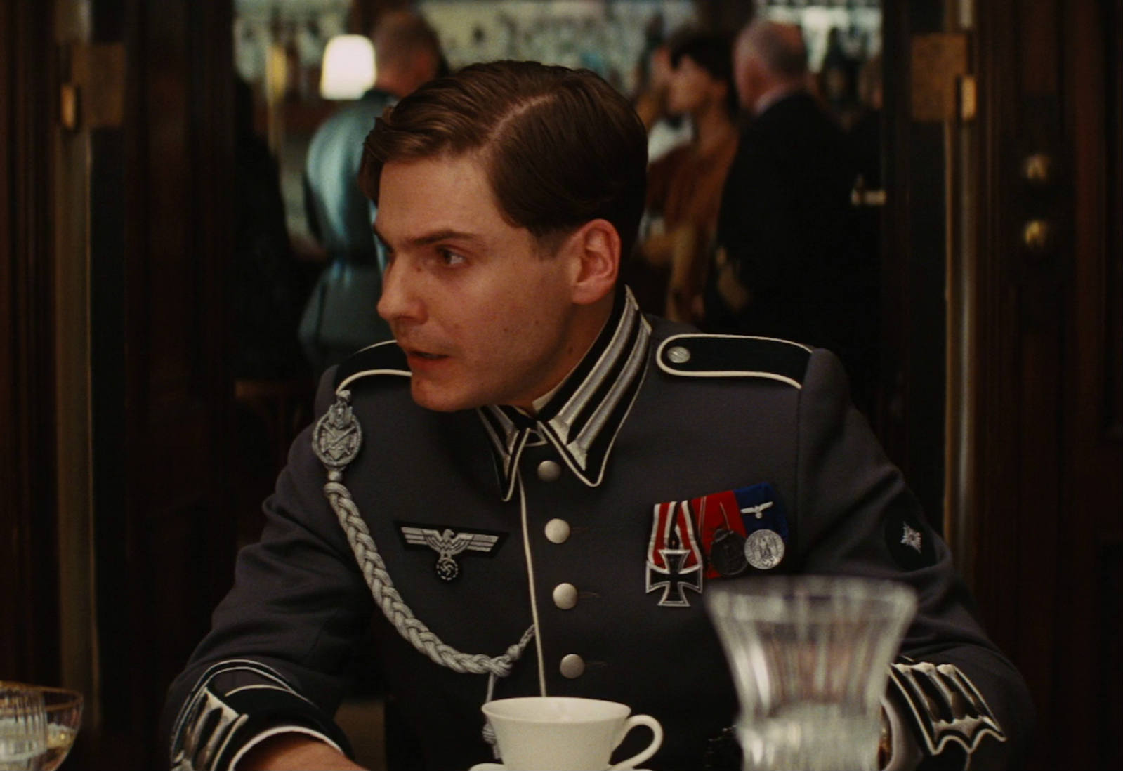 Бесславные ублюдки фредерик цоллер. Бесславные ублюдки фредерик цоллер. Даниэль брюль цоллер. Рядовой фредерик цоллер. Даниэль брюль фредерик цоллер.