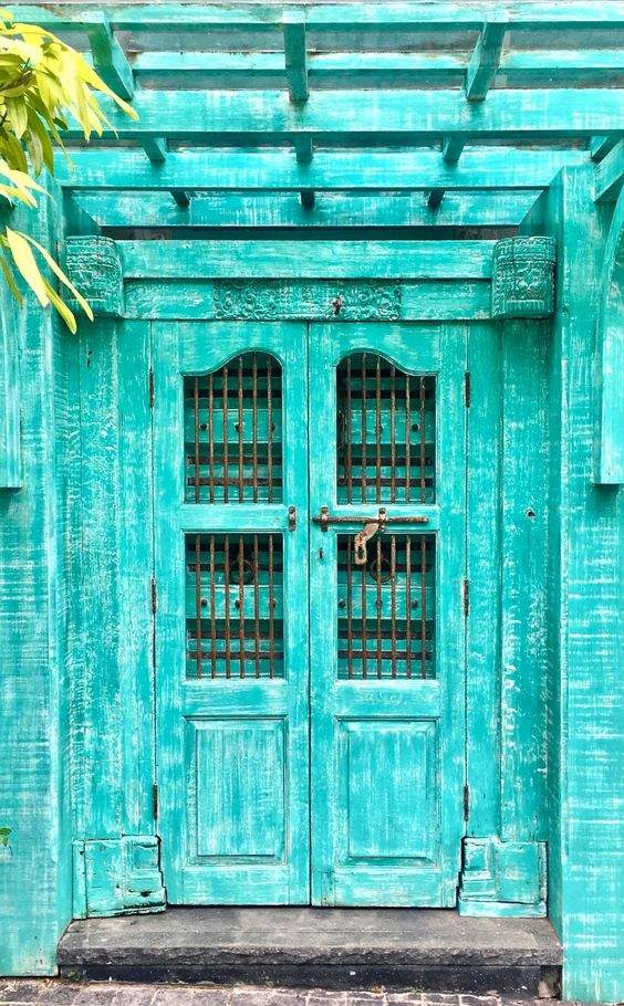 Solve BEAUTIFUL DOOR jigsaw puzzle online with 60 pieces