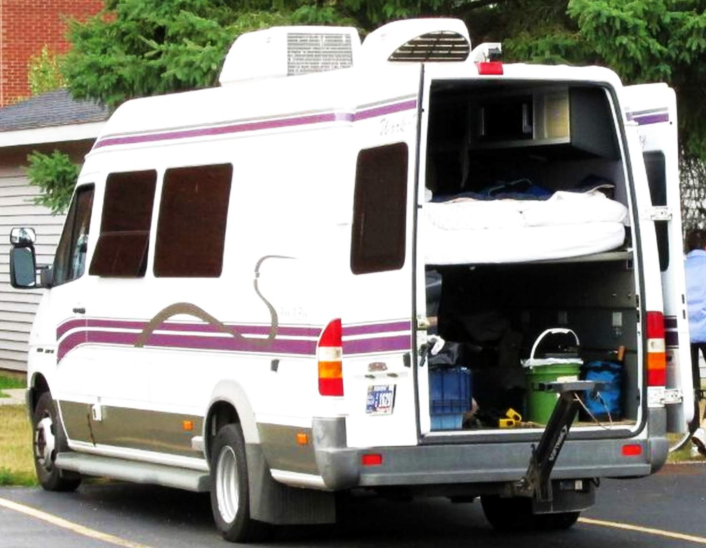 Solve camper van jigsaw puzzle online with 99 pieces