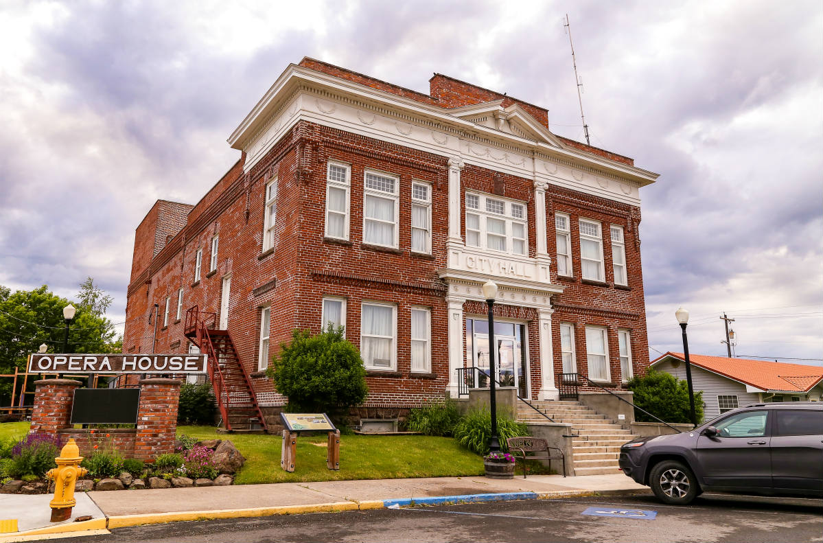 Solve ELGIN OREGON jigsaw puzzle online with 96 pieces