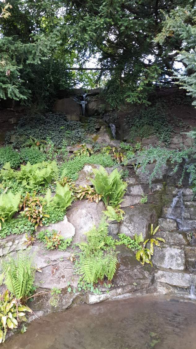 Solve waterfall jigsaw puzzle online with 18 pieces