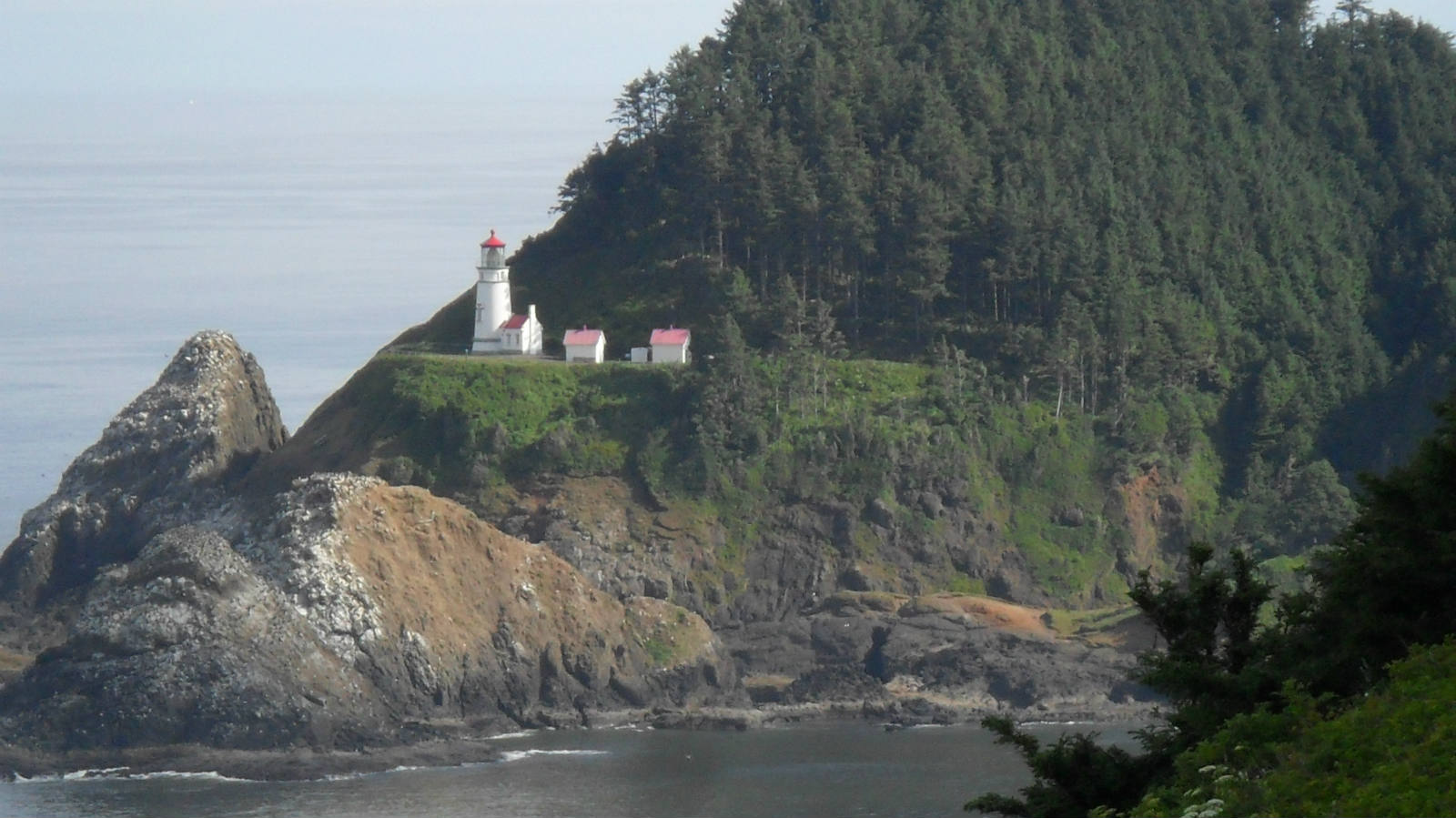 Solve Oregon lighthouse jigsaw puzzle online with 170 pieces