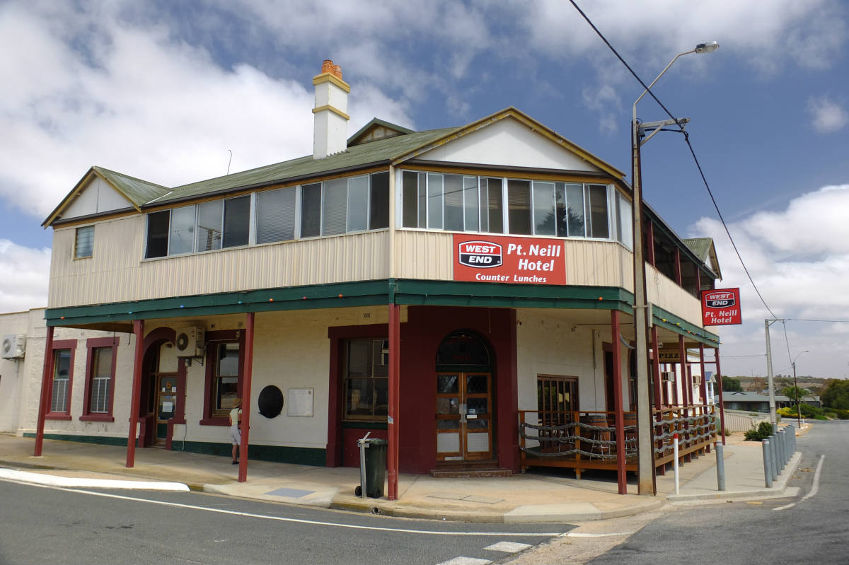 Solve Port Neill Hotel, South Australia jigsaw puzzle online with 96 pieces
