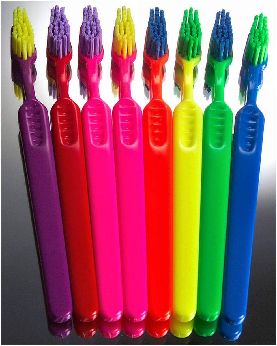 Solve Fun Toothbrush Colors jigsaw puzzle online with 320 pieces