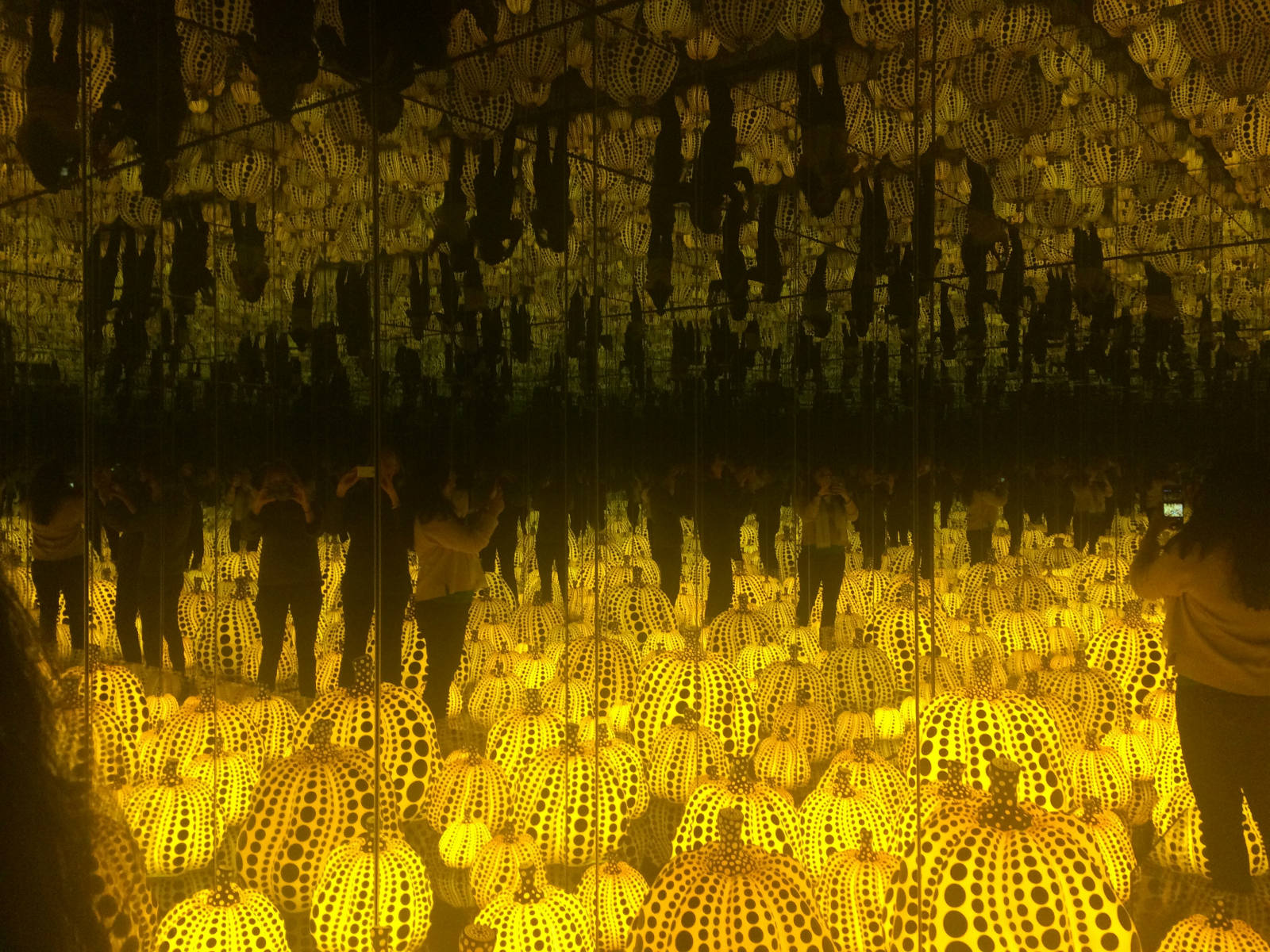 Solve Infinity Mirrors gourd room (Yayoi Kusama) jigsaw puzzle online