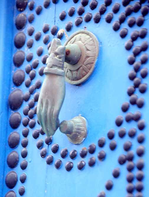 Solve Door Knocker jigsaw puzzle online with 20 pieces