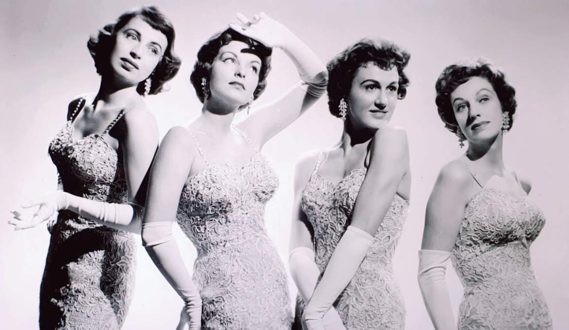 Solve HUMMINGBIRD 1955 jigsaw puzzle online with 15 pieces