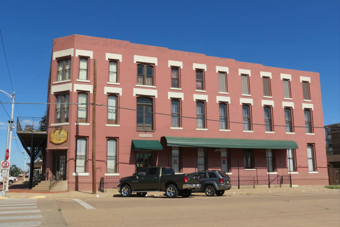 Solve The Old Grand Hotel In Medicine Lodge, Kansas jigsaw puzzle