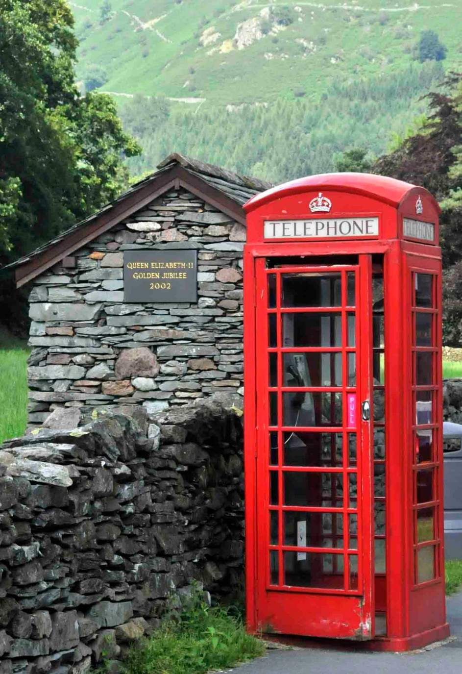 Solve Contraste em Broadgate, Grasmere, Ambleside, Reino Unido !!! jigsaw puzzle online with 77