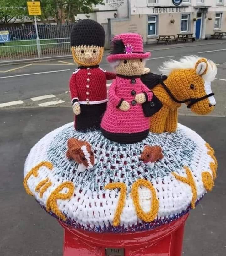 Solve Another Jubilee post box cover jigsaw puzzle online with 30 pieces