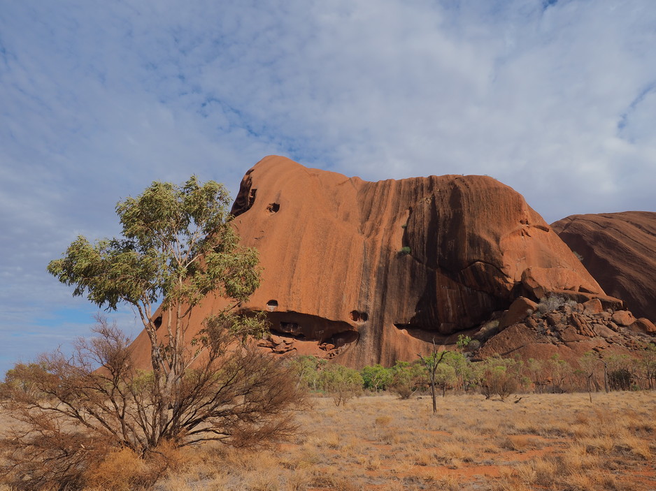 Solve Uluru erosion and weathering jigsaw puzzle online with 20 pieces