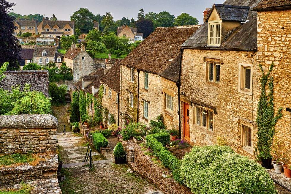 Solve Tetbury Village, Cotswolds jigsaw puzzle online with 117 pieces