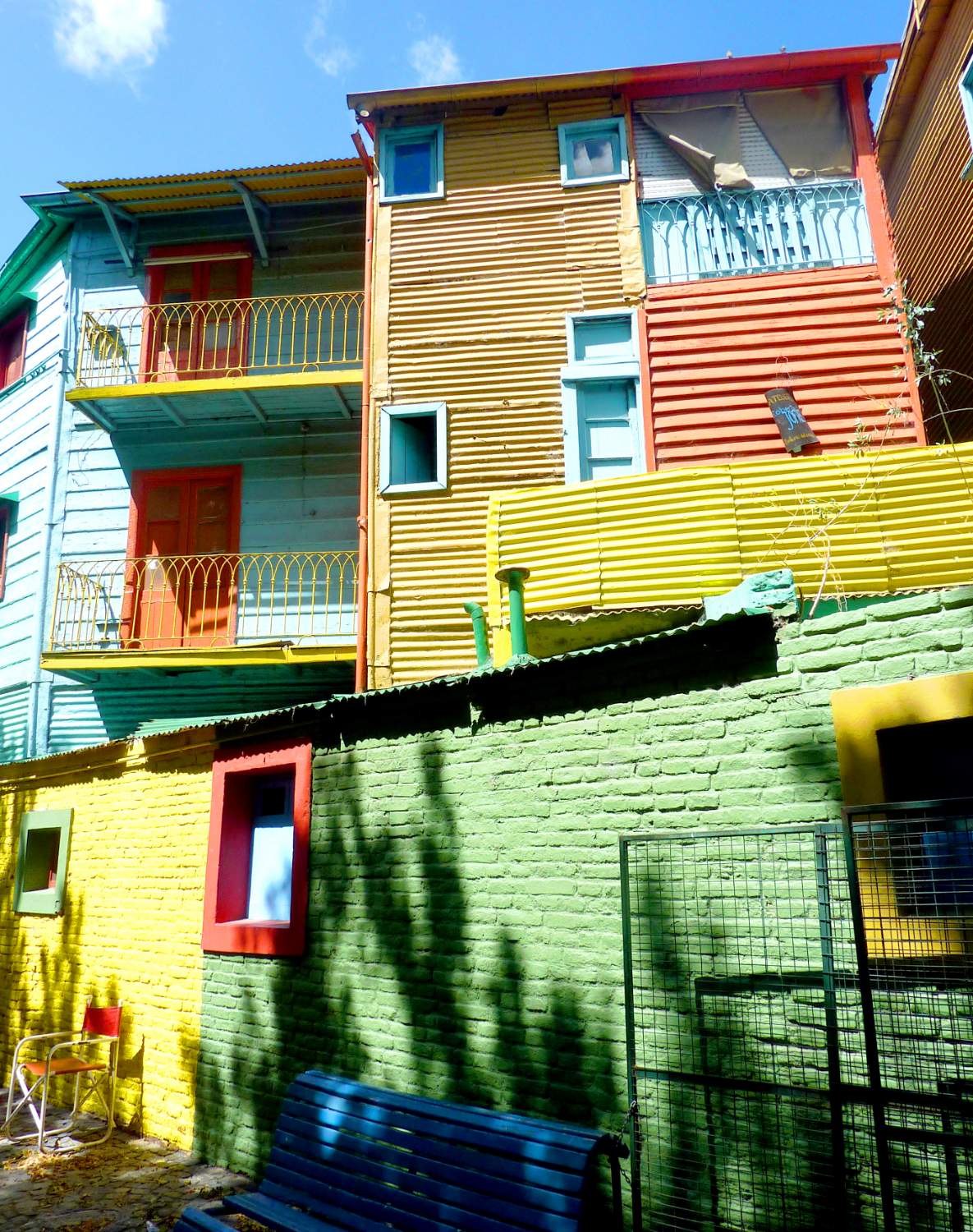 Solve architecturewoodhousewindowtownroof jigsaw puzzle online