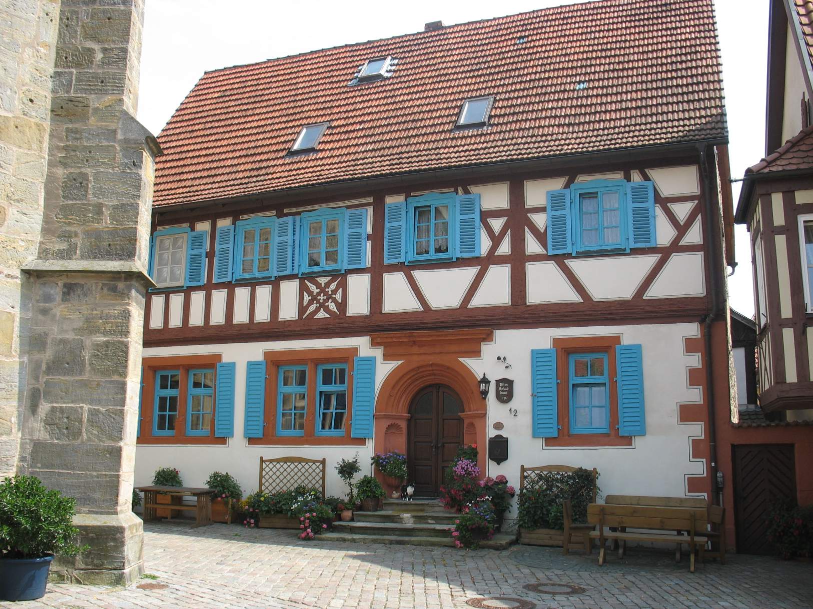 Solve Den gamle skole i Ebern Tyskland jigsaw puzzle online with 130 pieces
