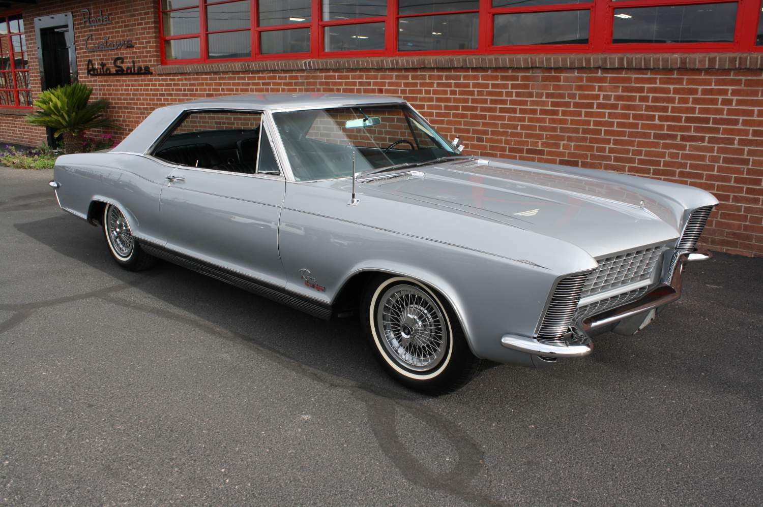 Solve 1965 Buick Riviera jigsaw puzzle online with 70 pieces