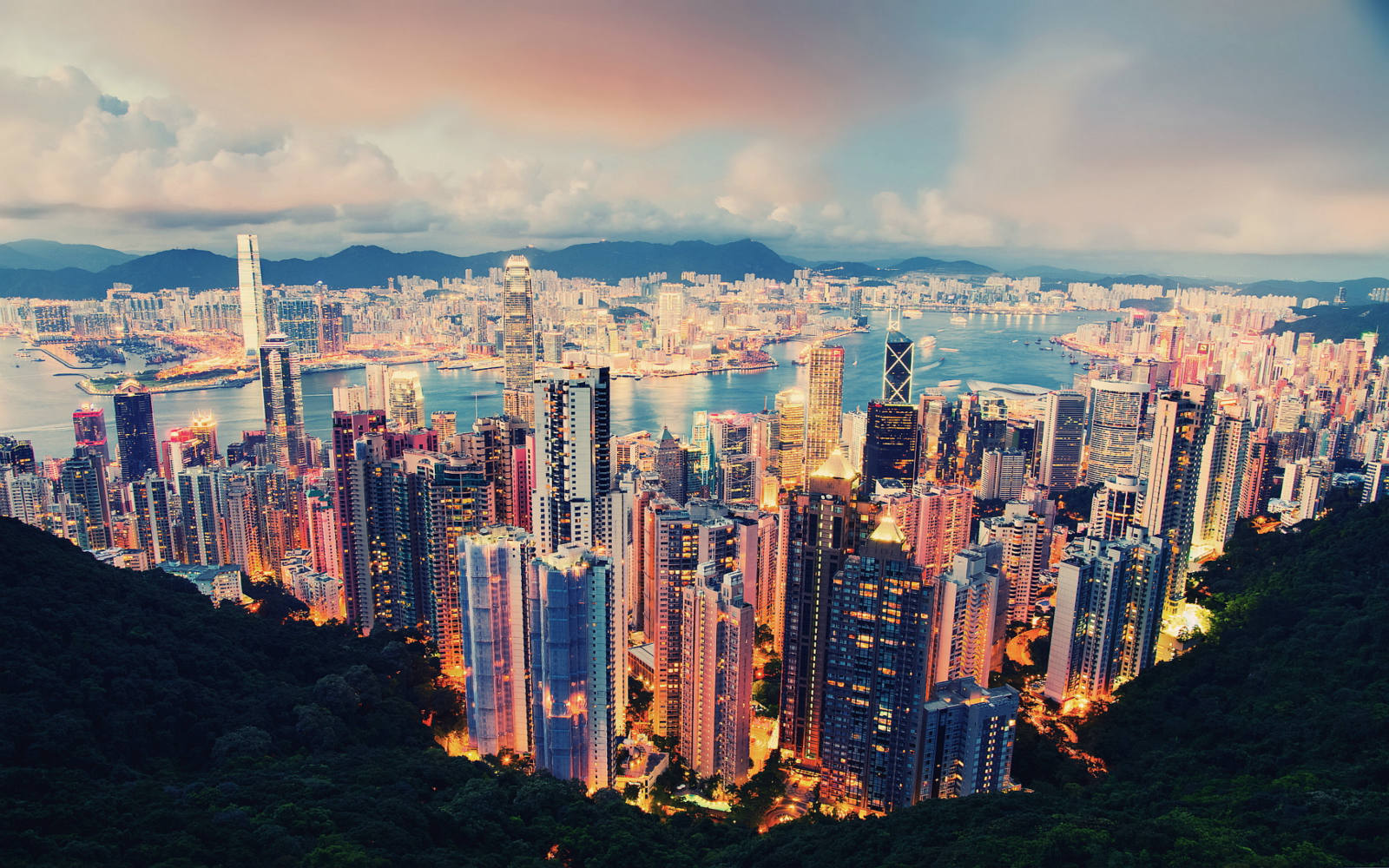 Solve Hong Kong jigsaw puzzle online with 416 pieces