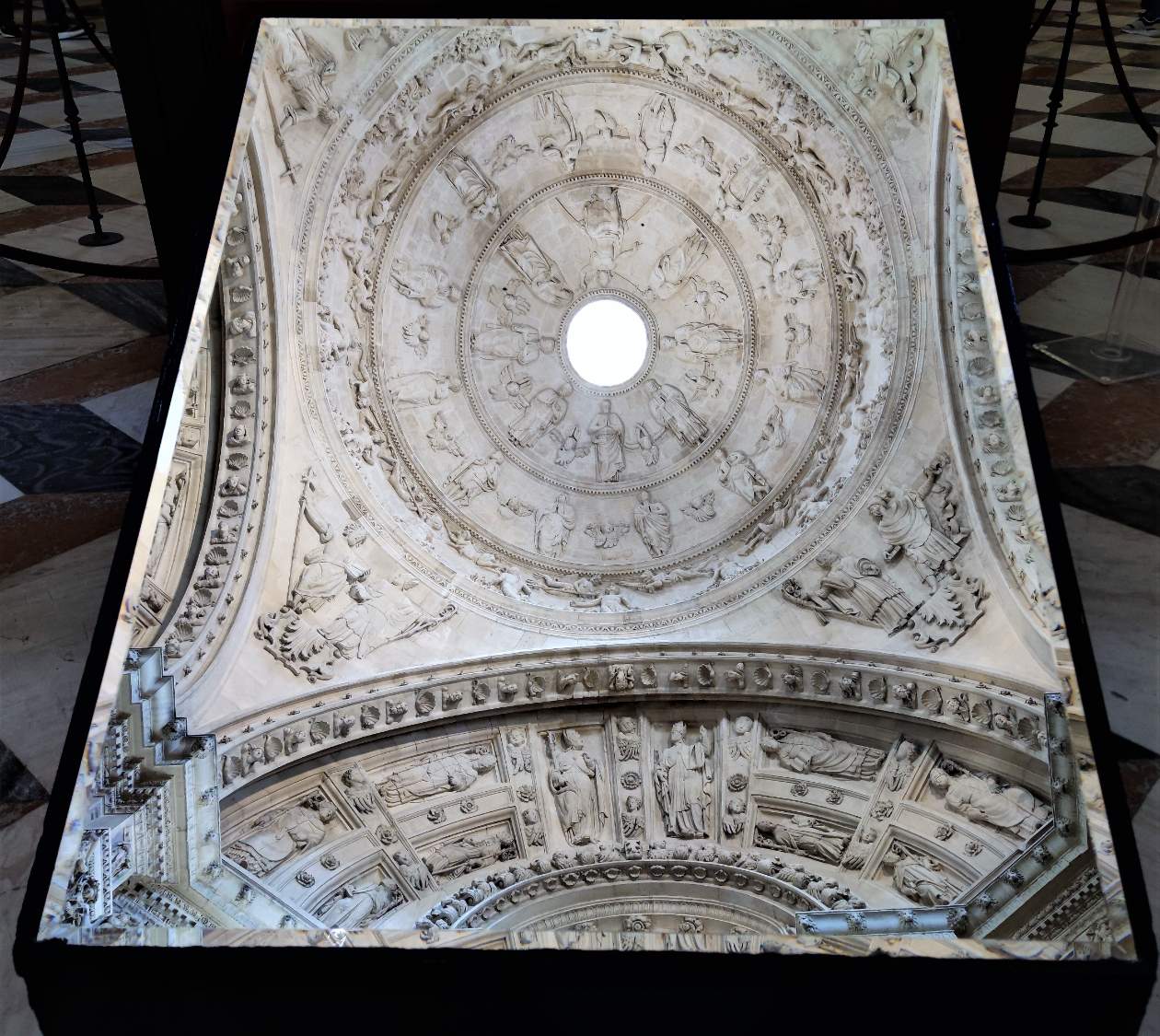 Solve The Cupola Ceiling Reflected In The Mirror jigsaw puzzle online