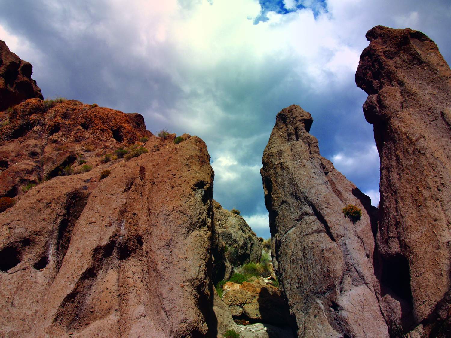 Solve Hole in the Wall jigsaw puzzle online with 99 pieces