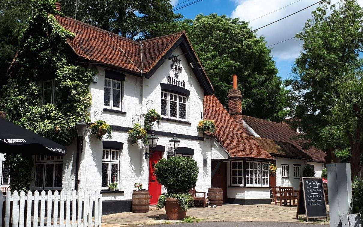 solve-the-case-is-altered-pub-in-eastcote-village-jigsaw-puzzle-online