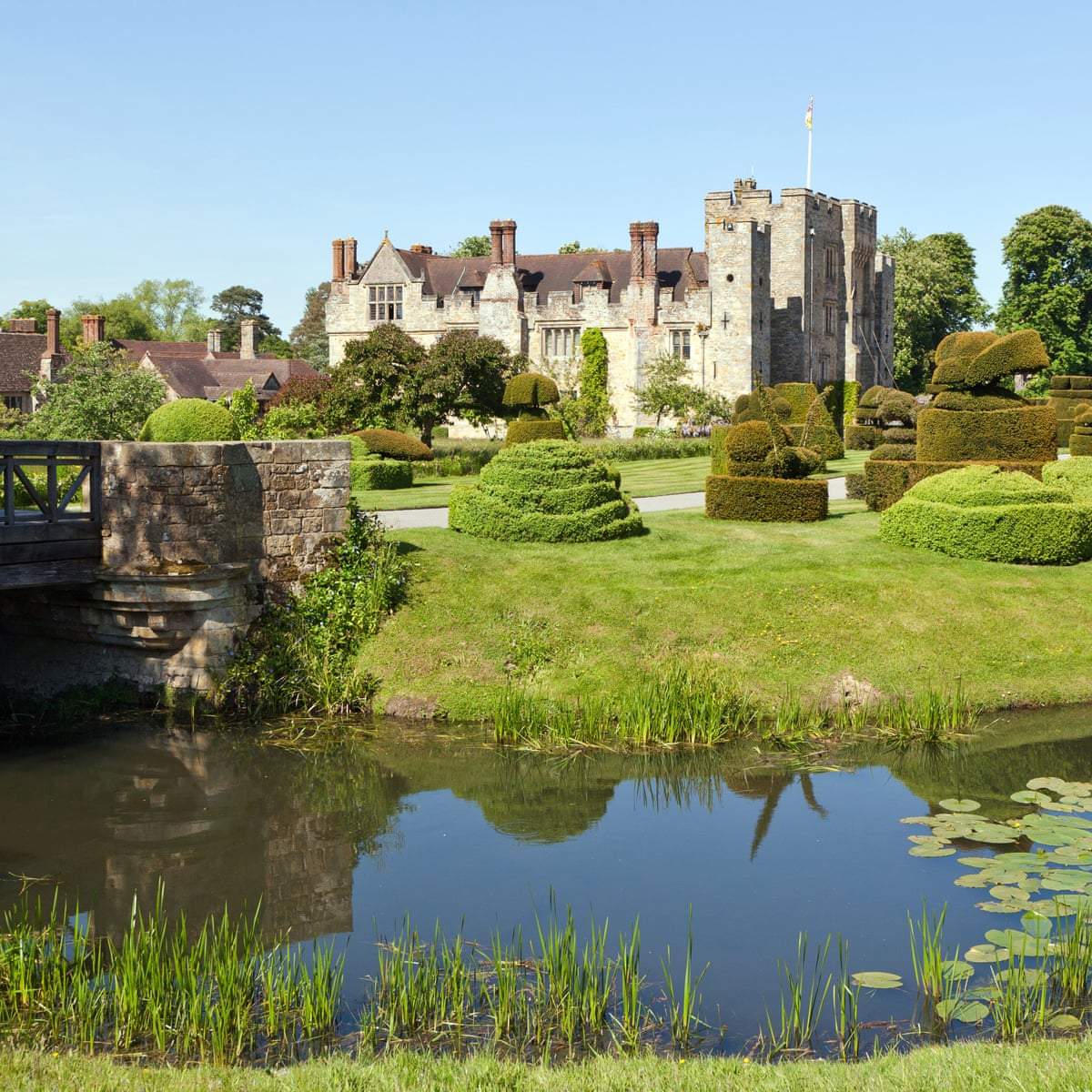 Solve Hever Castle, Kent jigsaw puzzle online with 100 pieces