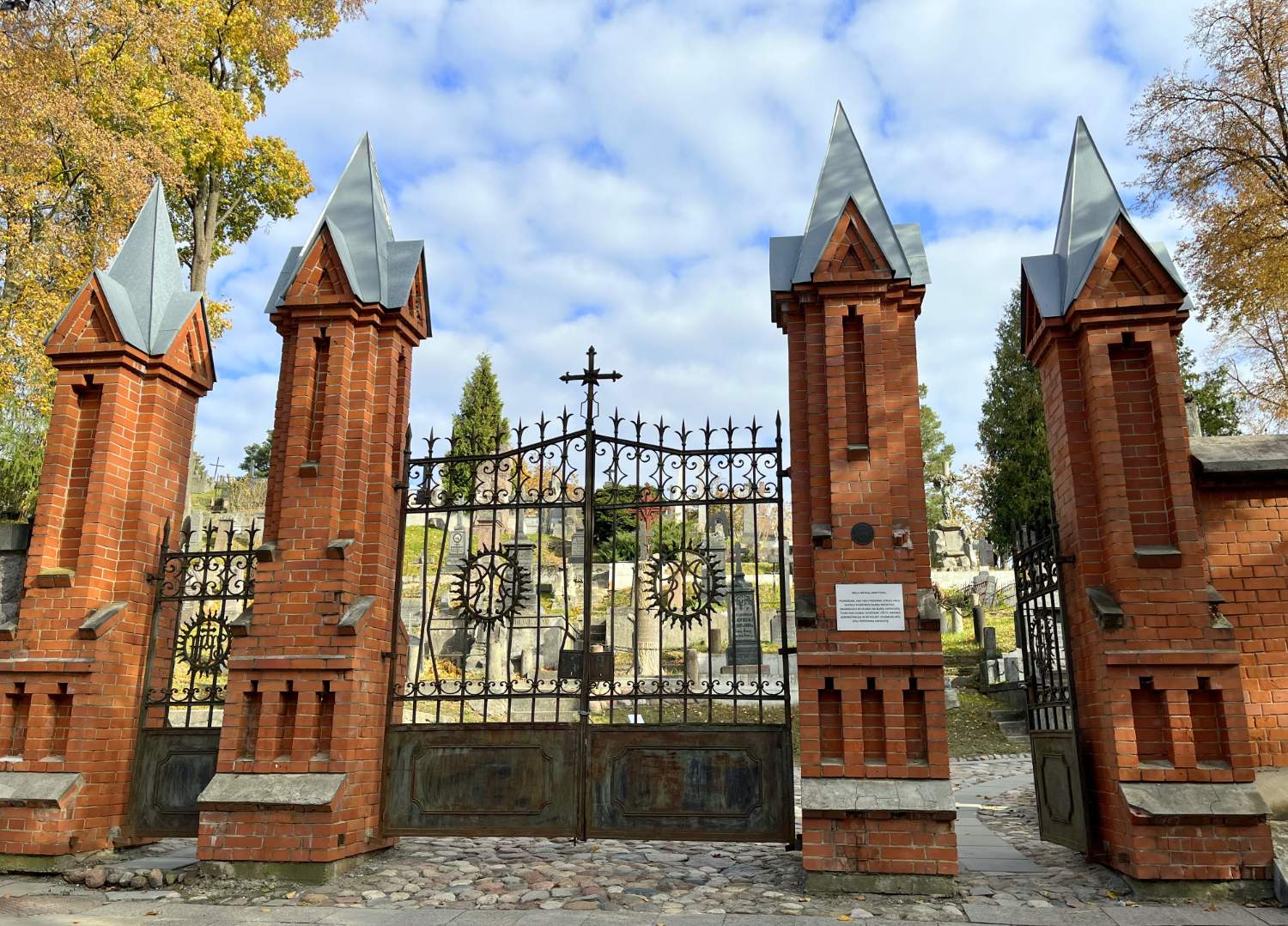 Solve Gates jigsaw puzzle online with 96 pieces