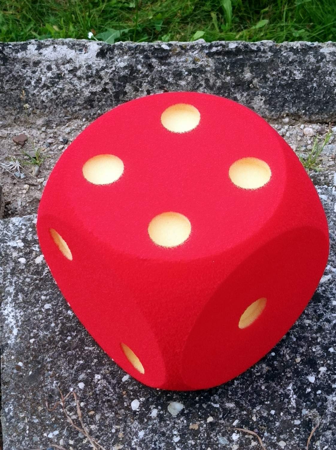 Solve large dice jigsaw puzzle online with 140 pieces