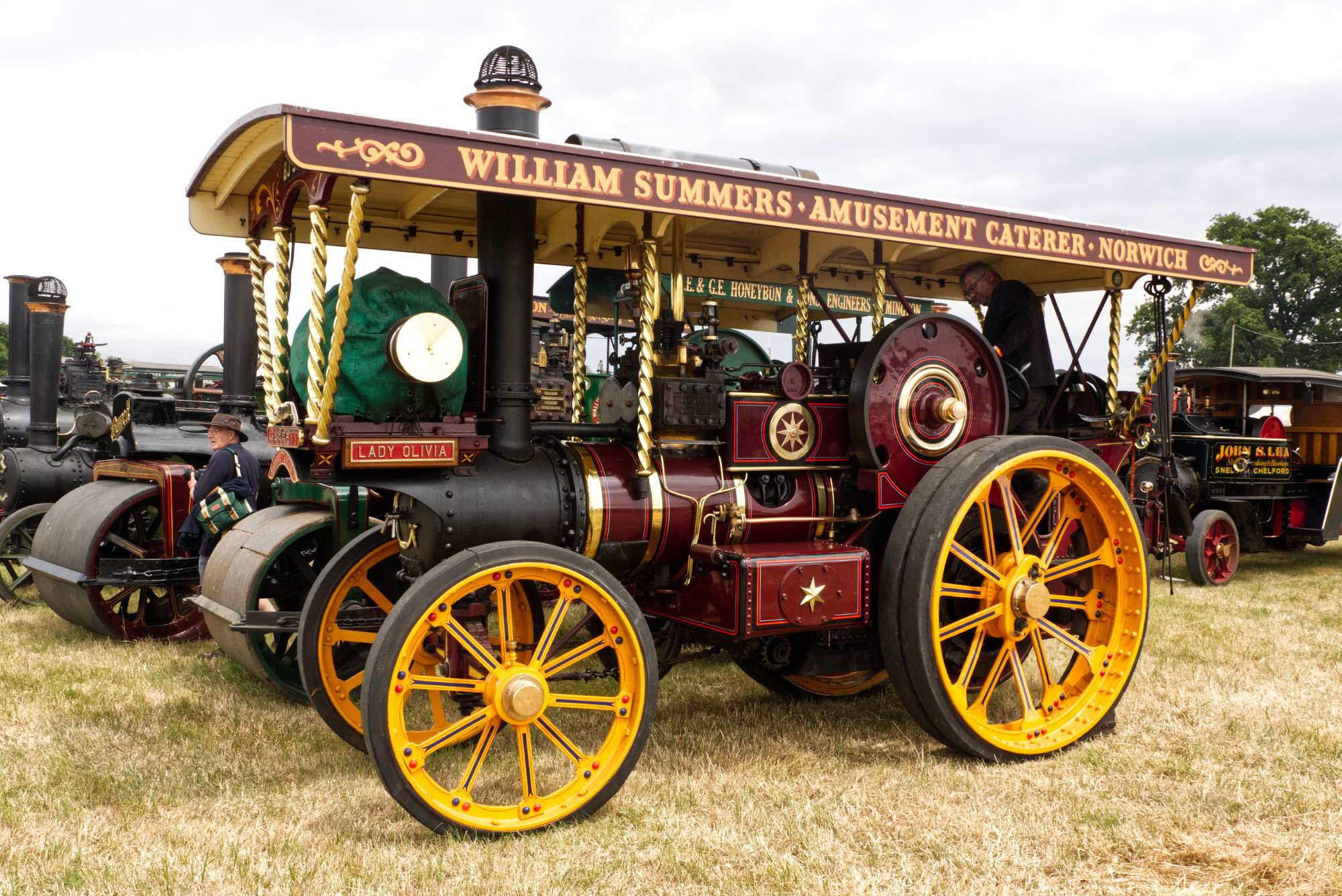 Solve Traction Engine jigsaw puzzle online with 294 pieces