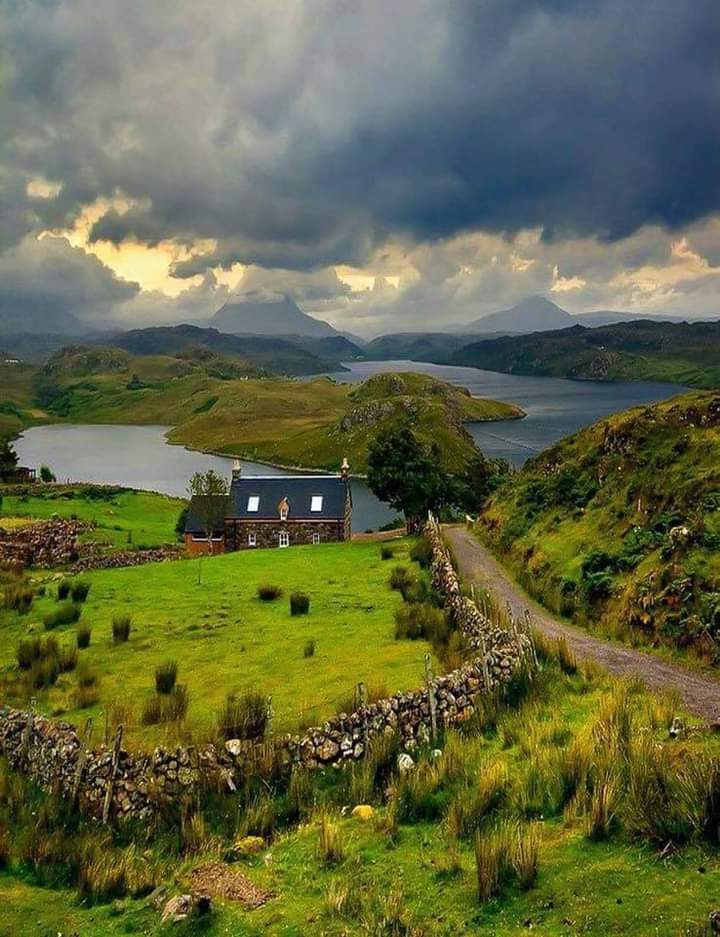 Solve Scottish highlands jigsaw puzzle online with 35 pieces