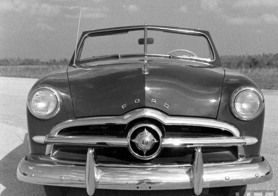 Solve 1949 Ford Grill jigsaw puzzle online with 88 pieces