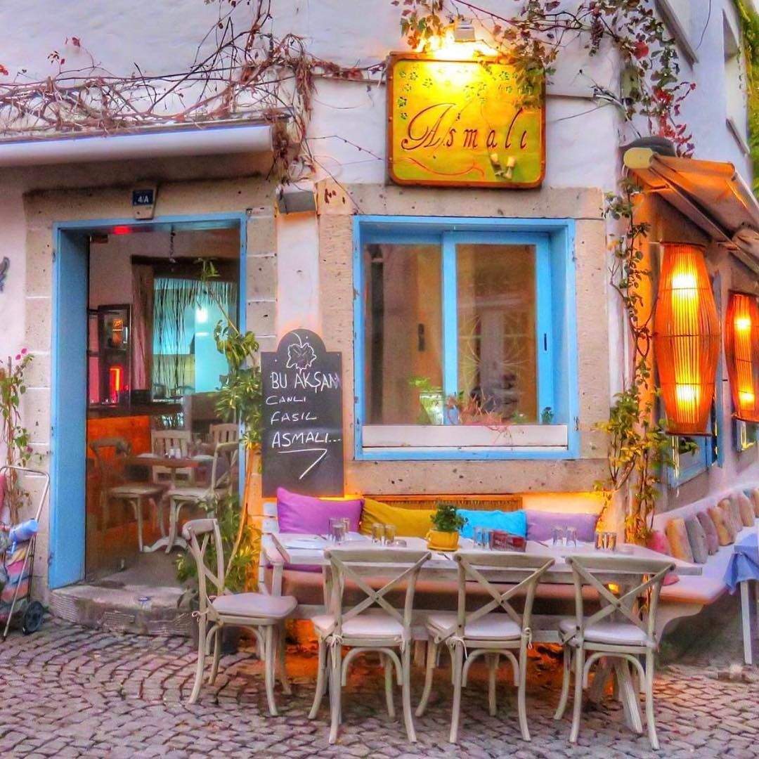 Solve Colourful cafe jigsaw puzzle online with 81 pieces