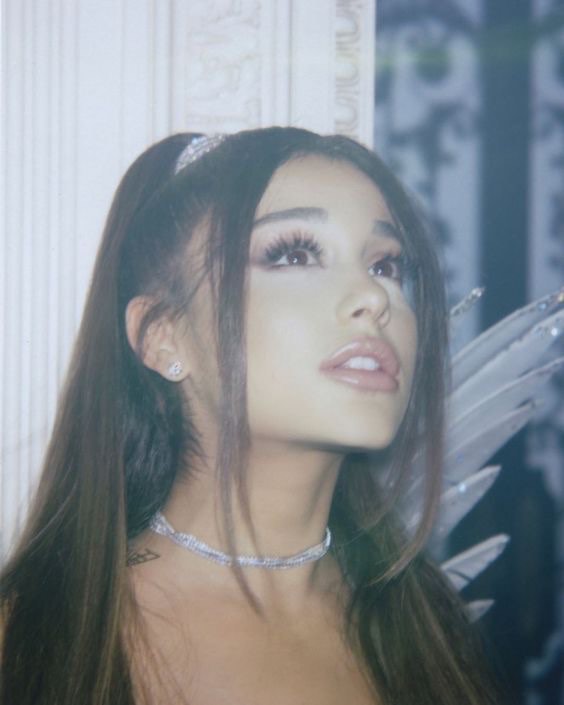 How Pretty She Is Solve Look at how beautiful she is 🥺 jigsaw puzzle online with 12 pieces