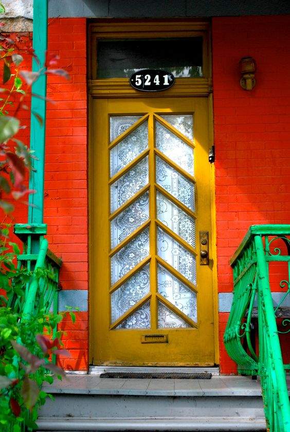 Solve BEAUTIFUL DOOR jigsaw puzzle online with 70 pieces