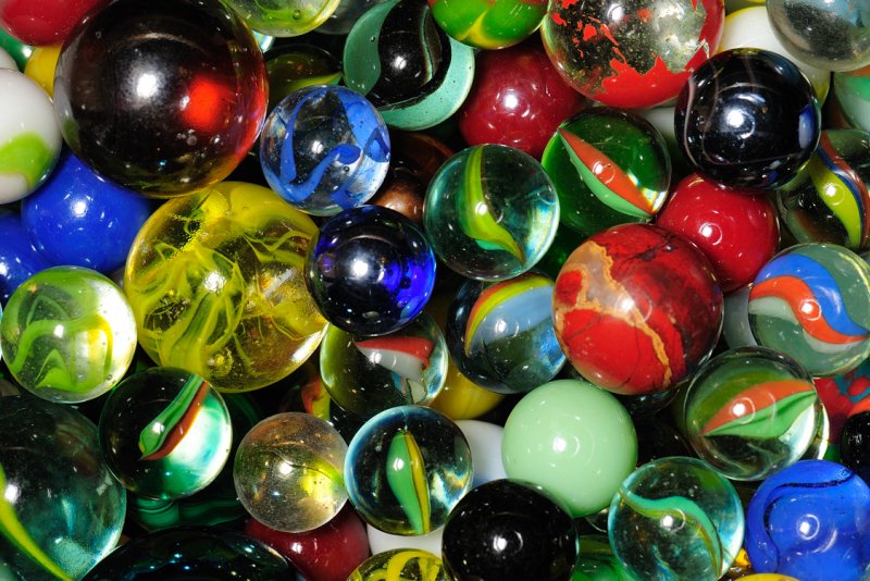 Solve marbles jigsaw puzzle online with 77 pieces