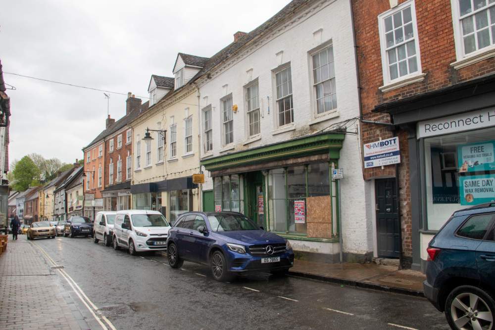 Solve Droitwich 21052021 high street 01 jigsaw puzzle online with 12 pieces