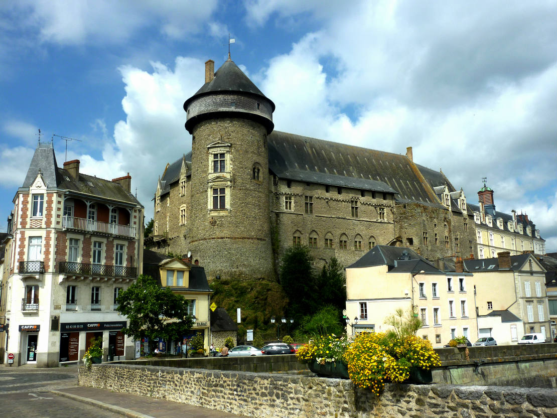 Solve Le Château des Comtes de Laval.Pays de la Loire. jigsaw puzzle