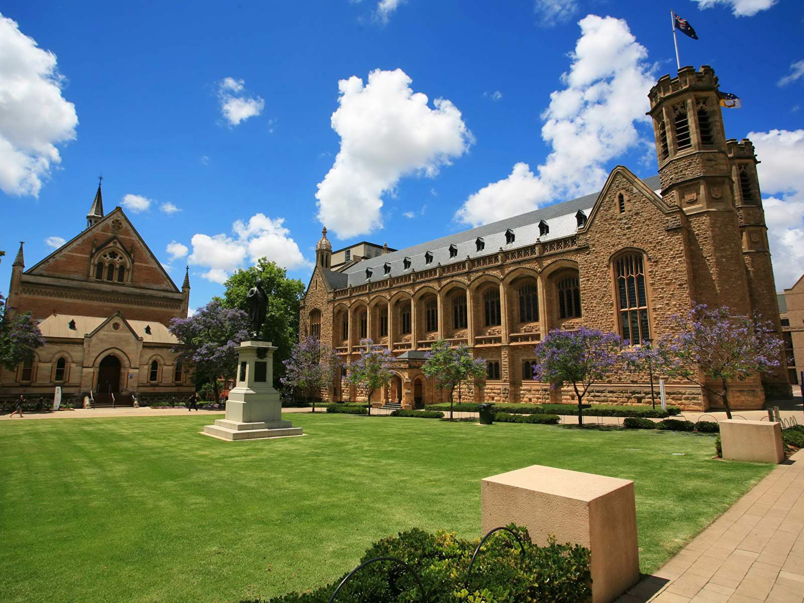 Solve Australia_Adelaide_University jigsaw puzzle online with 221 pieces