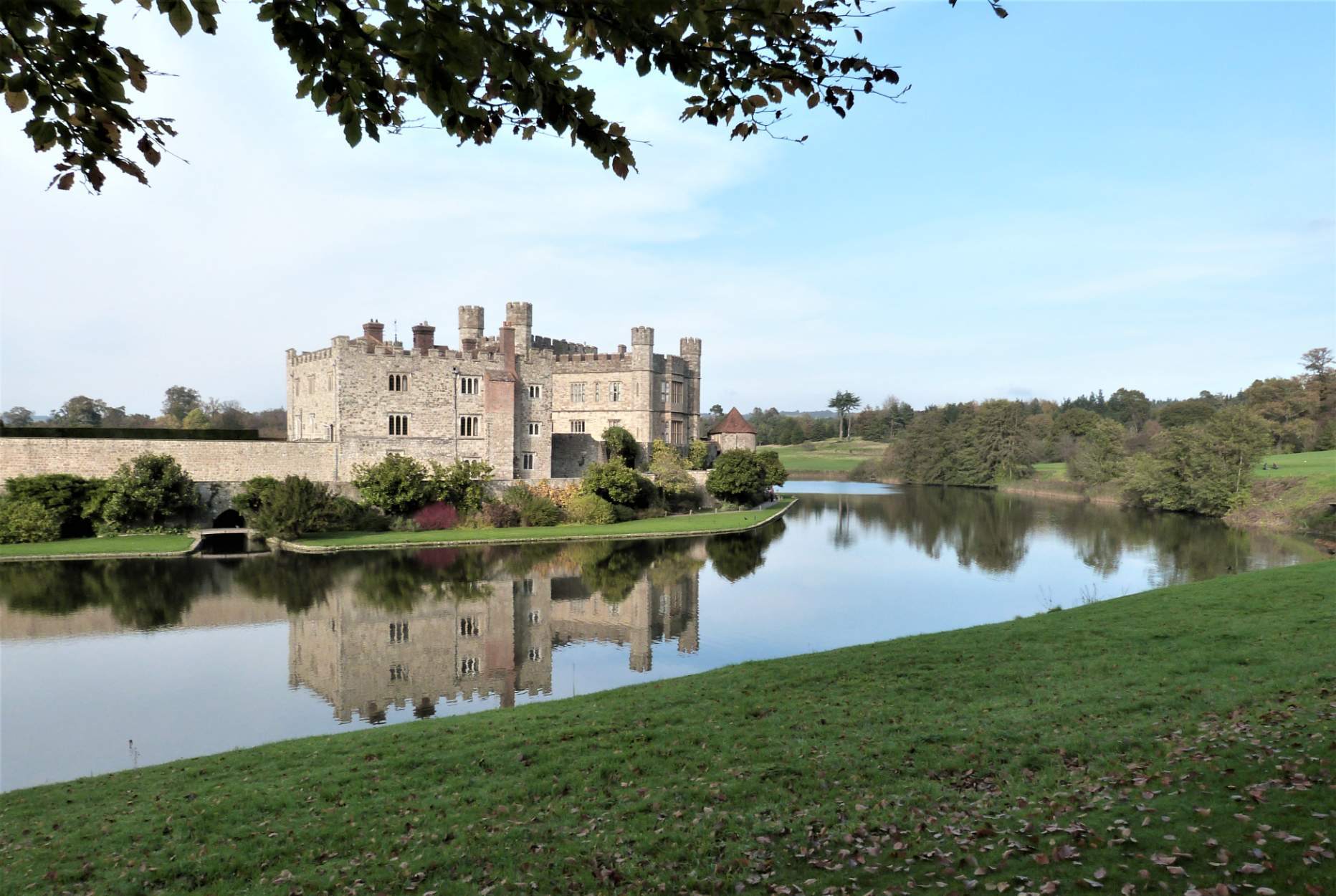 Solve Leeds Castle, Kent jigsaw puzzle online with 150 pieces
