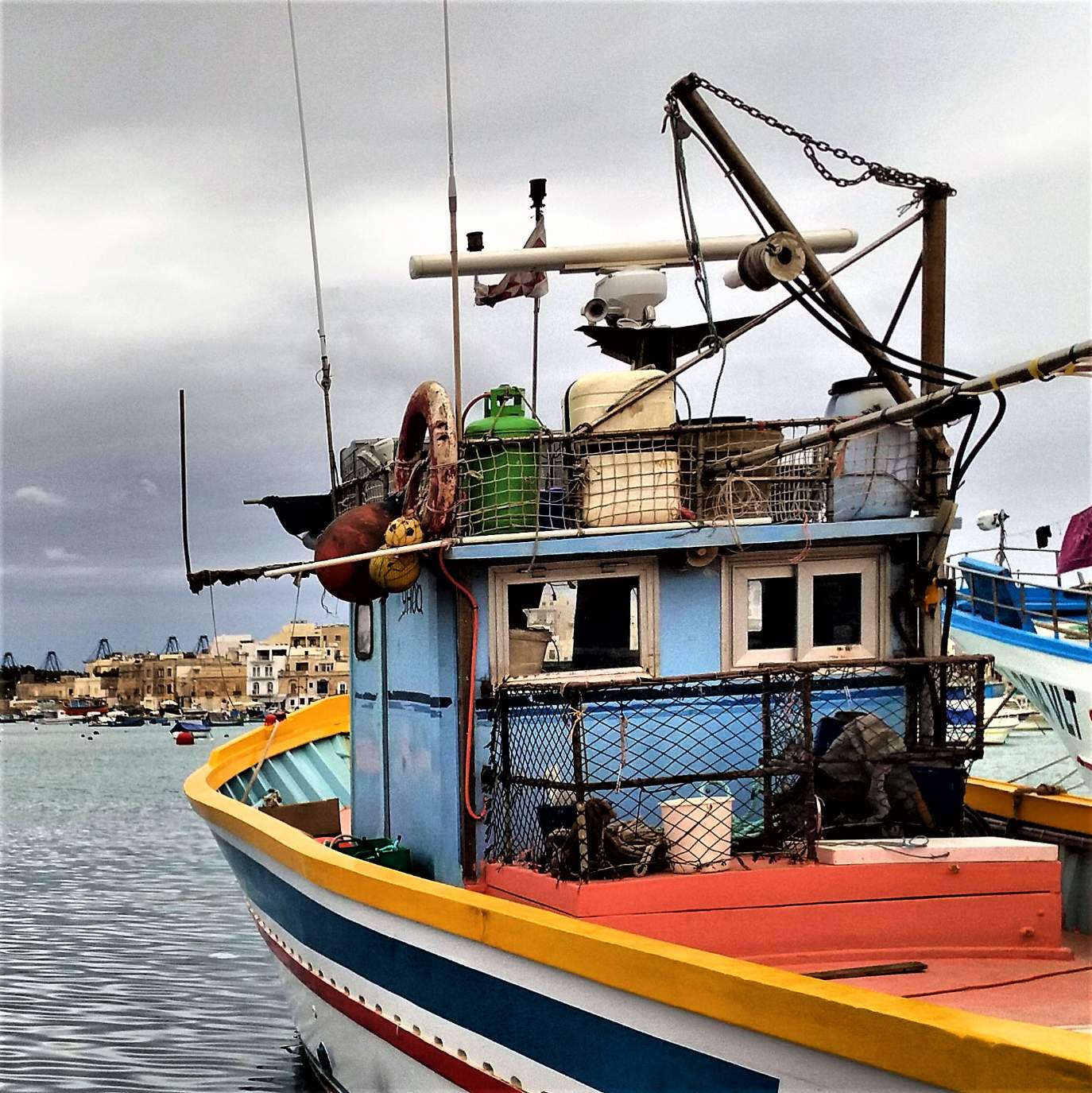 Solve Fishing Boat jigsaw puzzle online with 121 pieces