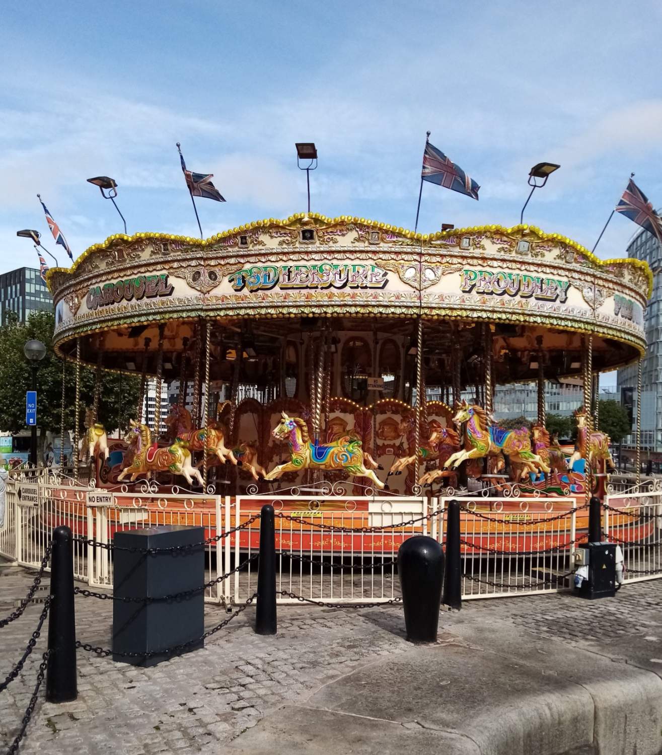 Solve Liverpool Albert Dock jigsaw puzzle online with 132 pieces