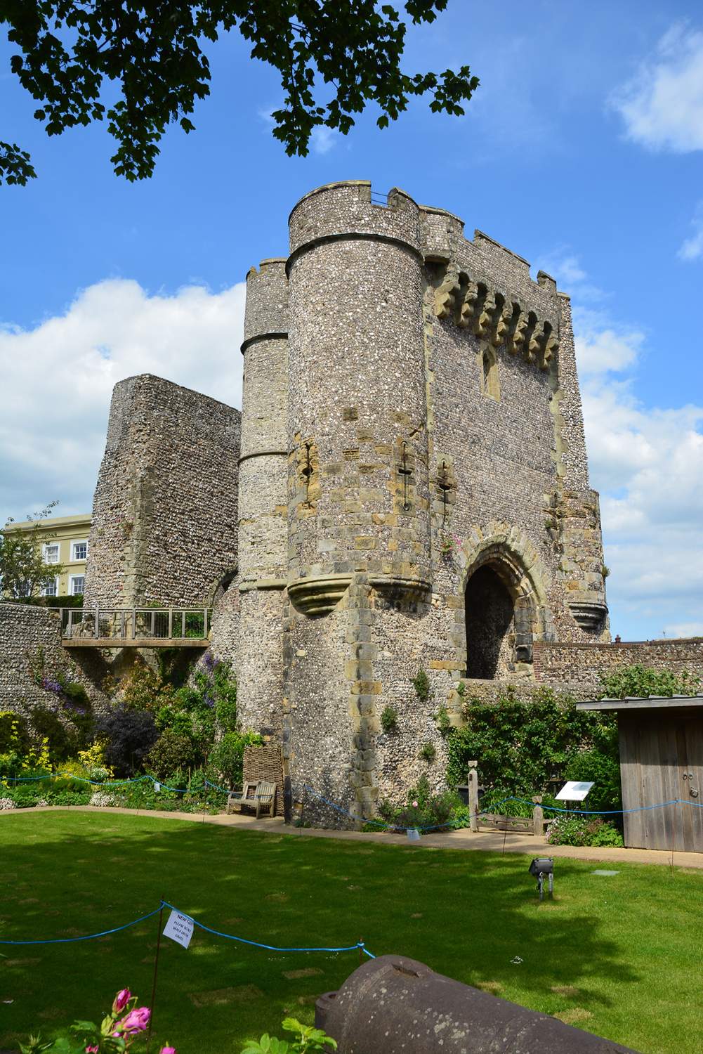 Solve Lewes castle jigsaw puzzle online with 126 pieces