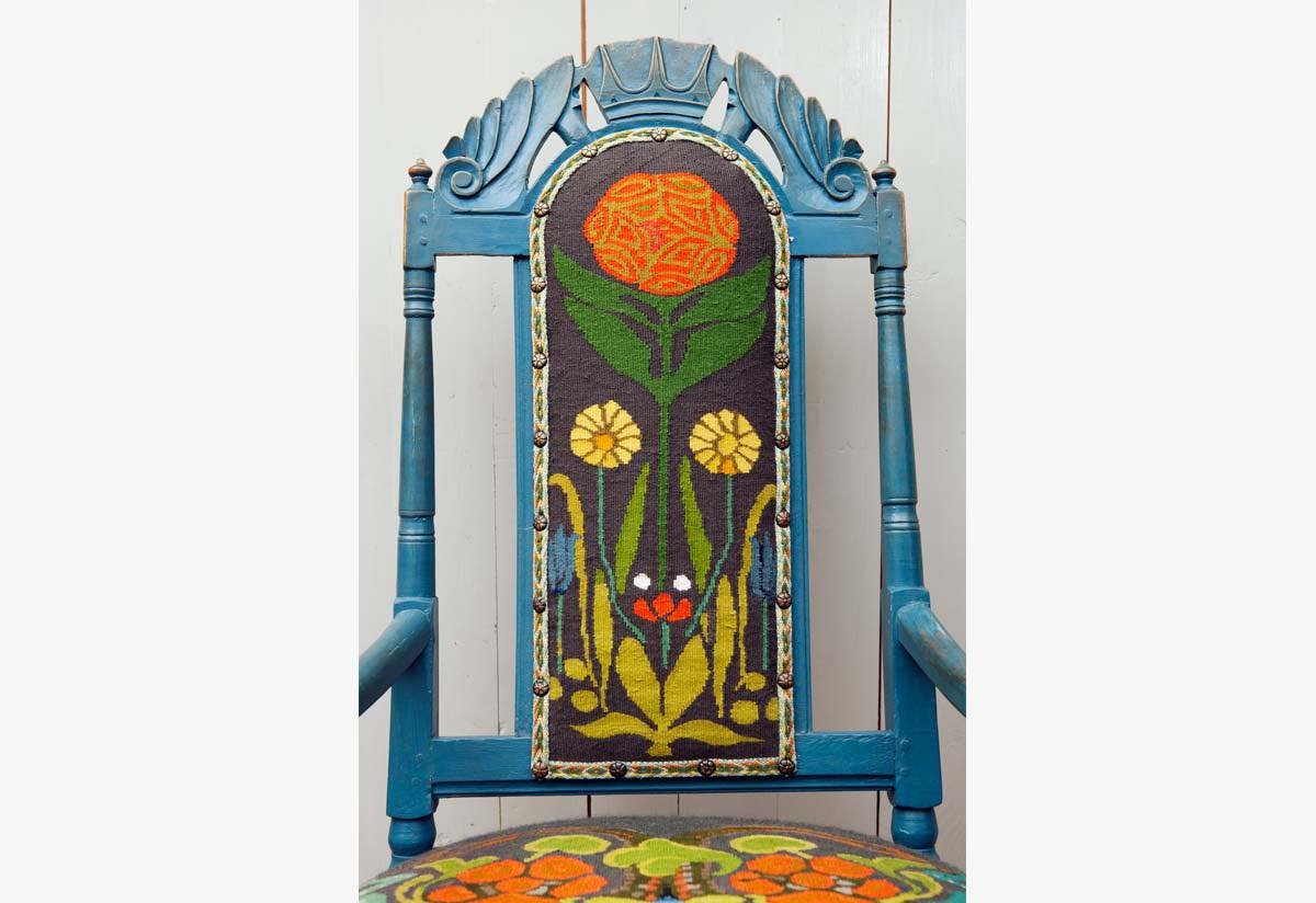 Solve Needlepoint Chair jigsaw puzzle online with 117 pieces