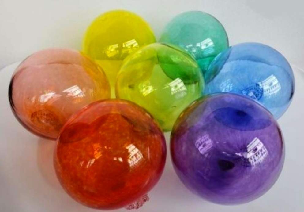 Solve Glass Balls jigsaw puzzle online with 96 pieces