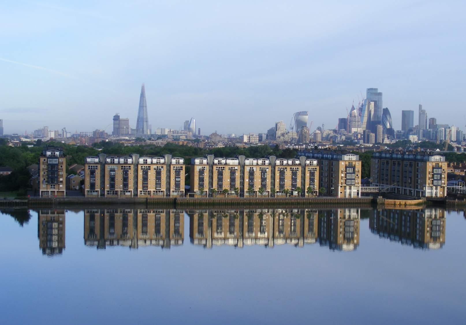 Solve Thames at dawn jigsaw puzzle online with 117 pieces