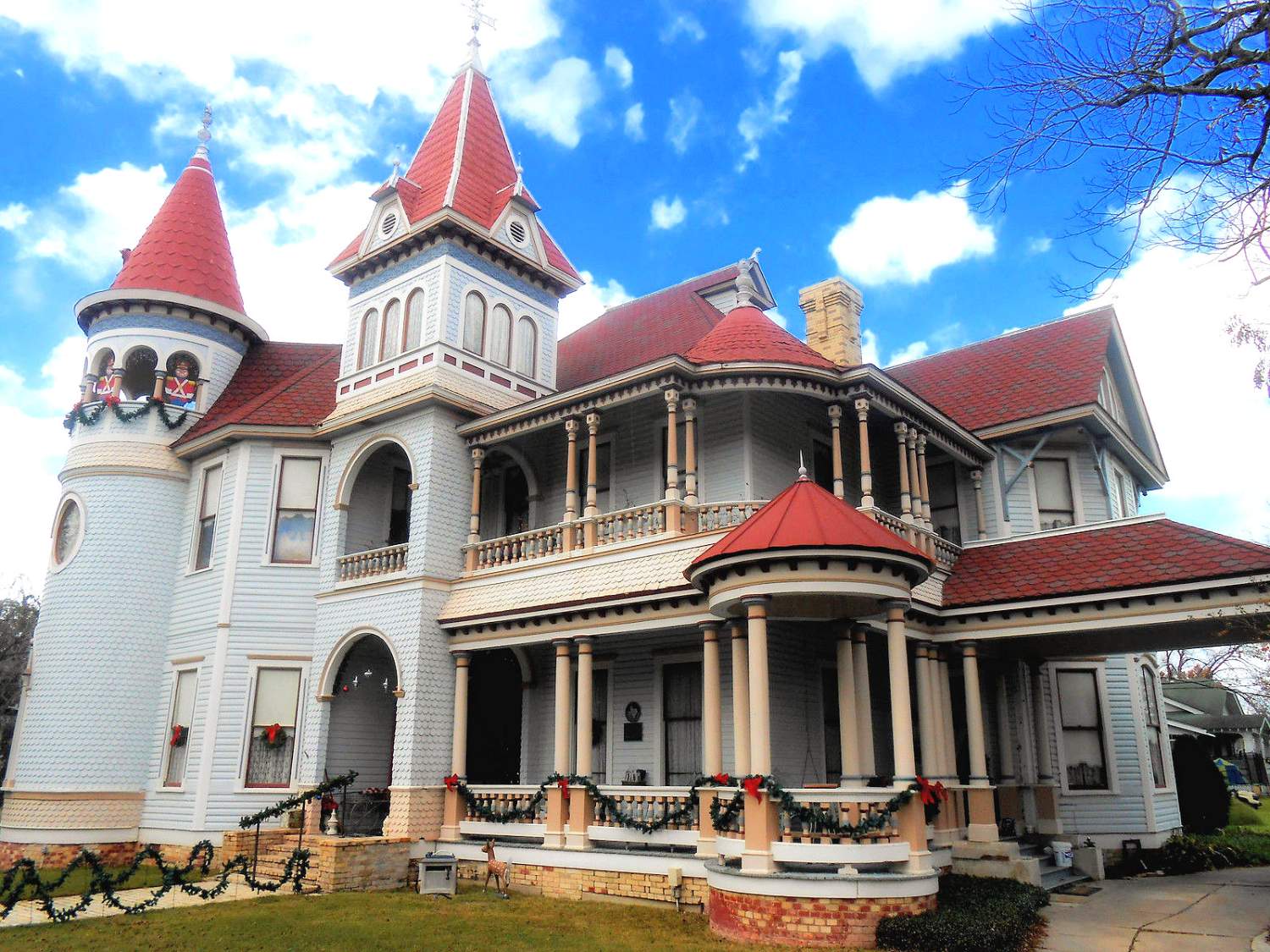 Solve The Houston House in Gonzales Texas at Christmas jigsaw puzzle