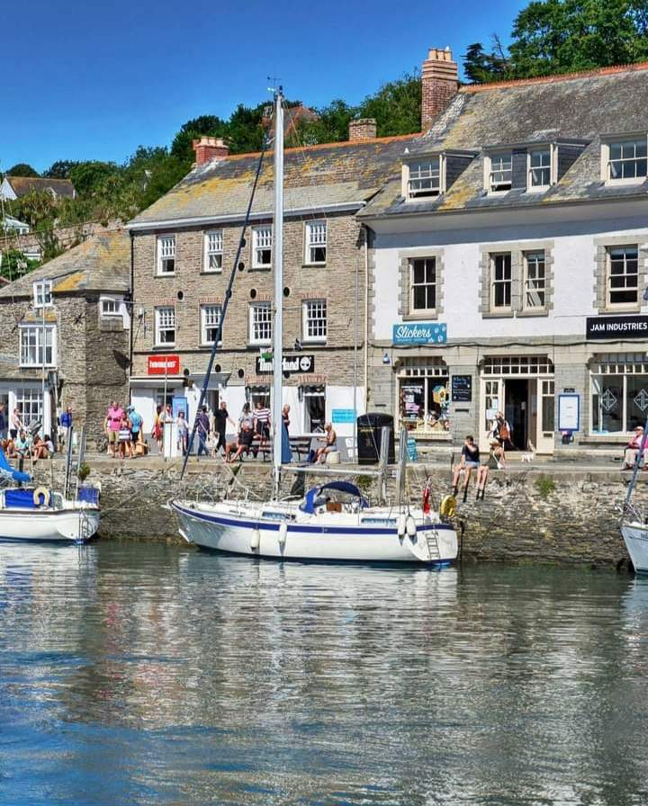 Solve Padstow, Cornwall, England Britain and Britiashness fb jigsaw puzzle online with 80 pieces