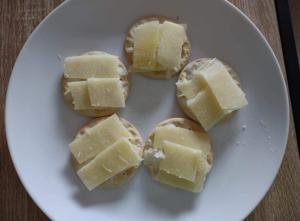 Solve Crackers and cheese jigsaw puzzle online with 12 pieces