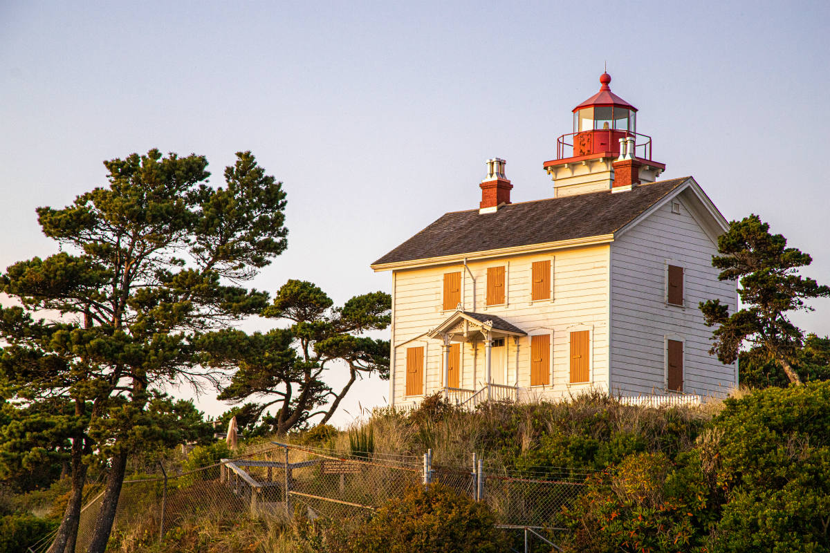 Solve HISTORIC OREGON LIGHTHOUSE jigsaw puzzle online with 96 pieces