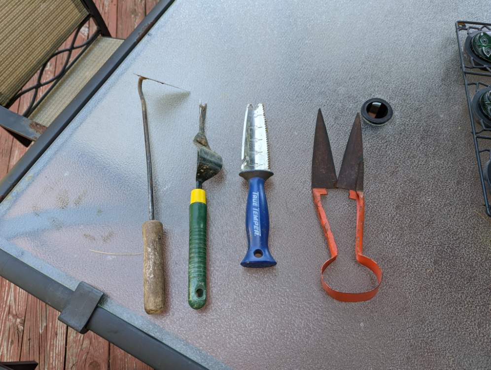 Solve Weed Killers jigsaw puzzle online with 12 pieces